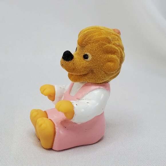 Vintage Berenstain Bears 1989 Sissy Bear Pink Overalls 2.5” Plastic Figure Fuzzy - Picture 2 of 10